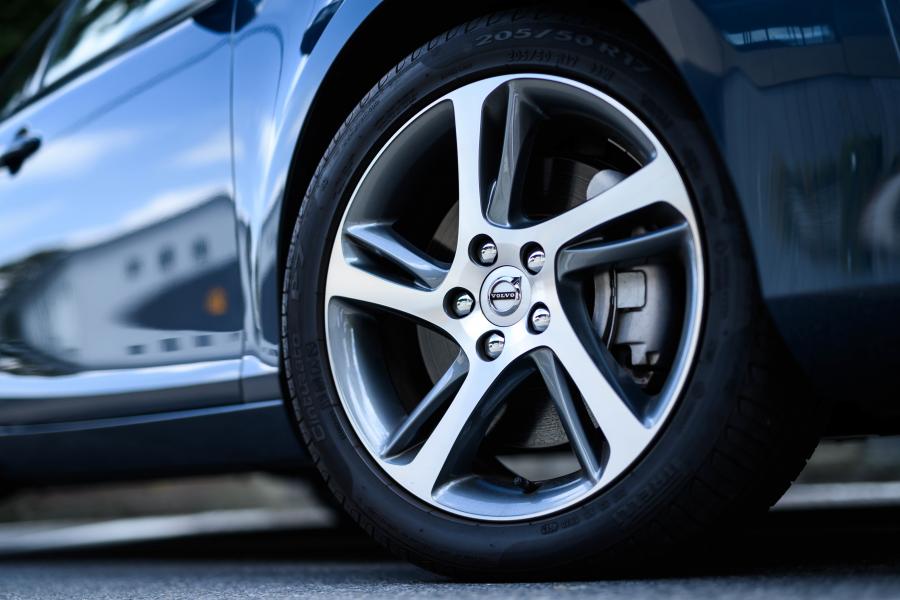Колеса Volvo V40 T3 Momentum 2016 года  (JP) (фото 13 из 20)